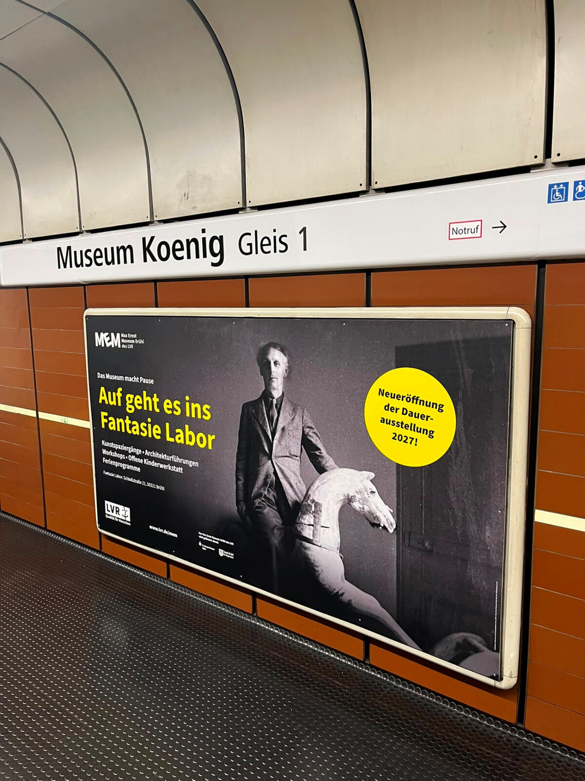 Großflächiges Plakat am Museum Koenig