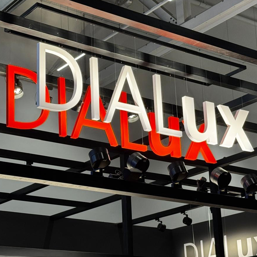 Großformatige 3D-gedruckte Buchstaben „DIALux“ in Weiß und Rot auf einem Messestand